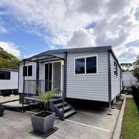 Maison conteneur moderne prête à l'emploi, maison préfabriquée mobile, mini-maison sur roues, toit en pente, certifiée ISO 9001, durée de vie de 20 ans, non