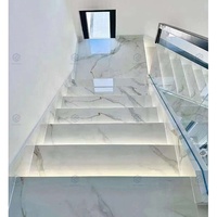 Carreaux de marches d'escalier en marbre blanc moderne antidérapant pour intérieur de luxe en pierre frittée