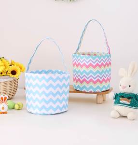 Bolsa de Mano Infantil Personalizada con Monograma y Patrón de Olas Coloridas para Festivales, Regalos o para la Caza del Huevo de Pascua - Product Image 4