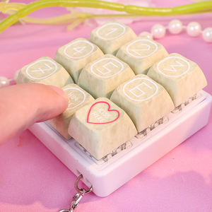 أزرار بلاستيكية مضيئة بتصميم أنيمي مخصص مطبوعة بالأشعة فوق البنفسجية، حلقة مفاتيح فيدجيت كليكير، هدايا ترويجية - Product Image 3