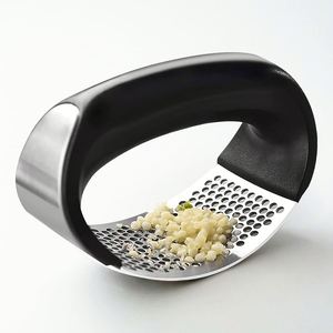 Ensemble de presse manuel ergonomique en acier inoxydable avec 3 pièces en stock, comprenant un presse-ail et une brosse de nettoyage - Product Image 4