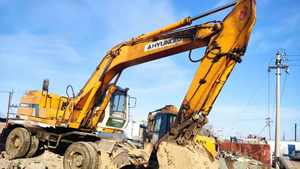 Pelle pelleteuse multifonction sur chenilles originale de la Corée Hyundai 200-3 Hyundai à haut rendement en bon état en vente - Product Image 3