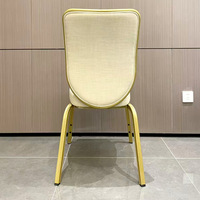 Chaise à bascule commerciale avec dossier en métal, structure en aluminium, design à dossier haut et rembourré pour restaurants, salles de banquet, conférences