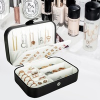 Vente en gros de mini-étuis de voyage personnalisés avec logo, petit sac à bijoux pour femmes et filles, sac à bijoux portable en cuir PU moderne rectangulaire de 16 cm
