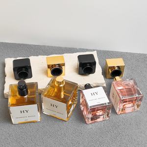 Lussuose bottiglie di profumo in cubo di vetro spesso da 30ml 50ml collo a crimpare con eleganti tappi quadrati neri e dorati e spruzzatore a pompa - Product Image 4