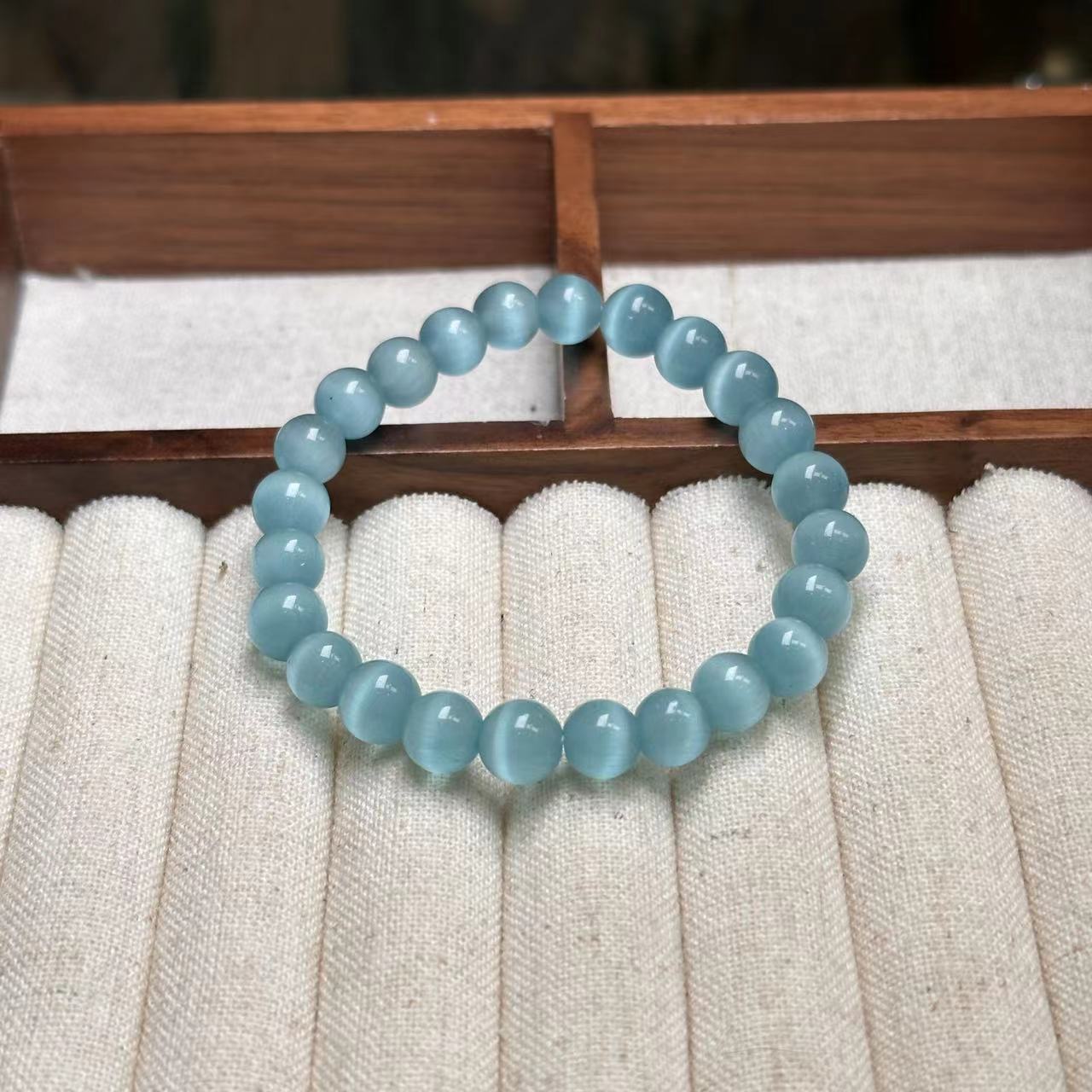 Bracelet oeil de chat bleu clair 8mm