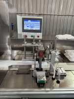 Machines pour fixer des bouchons en plastique sur les lingettes humides, machines automatiques pour la fabrication de lingettes humides