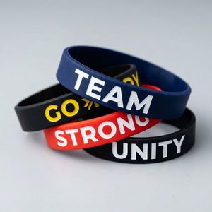 Bracelet en silicone personnalisé avec logo en relief, bracelet en caoutchouc imprimé UV pour événement d'entreprise, cadeau de team building - Product Image 1