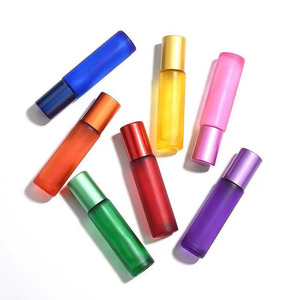 Best-seller CAPOT – Flacon roll-on en verre coloré de 5 ml et 10 ml pour parfum et huiles essentielles avec couvercle sérigraphié - Product Image 3