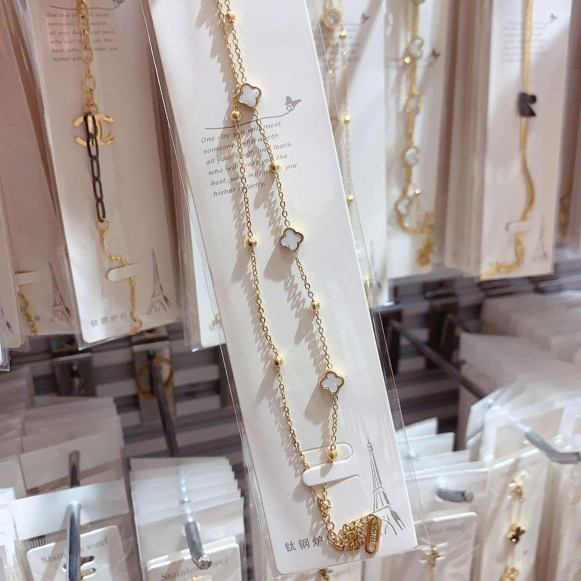 Perla dorata bianca a doppio strato con quadrifoglio - bianco dorato