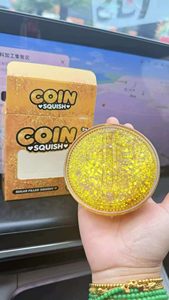 Jouet anti-stress souple en forme de pièce de monnaie dorée, jouet sensoriel en caoutchouc souple, pack de présentation pour comptoir - Product Image 5