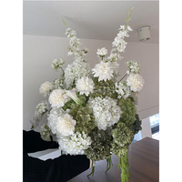 Boules de fleurs artisanales blanches de roses, lys calla, hortensias et verdure, centre de table romantique pour décoration de mariage