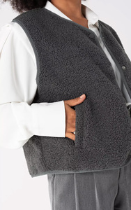 <span class=keywords><strong>Gilet</strong></span> en polaire Teddy gris foncé pour <span class=keywords><strong>femme</strong></span>, OEM personnalisé |   <span class=keywords><strong>Gilet</strong></span> à boutons avec poches latérales pour un look superposé confortable en hiver - Product Image 4
