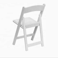 Chaise pliante en résine blanche avec assise rembourrée en mousse vinyle, durable et imperméable, idéale pour les mariages, les fêtes et les banquets