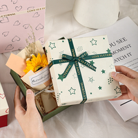 Boîte d'emballage cadeau de vêtements de luxe personnalisée boîtes rigides en papier enduit estampage UV gaufrage mat plastification couvercle éponge cadres photo