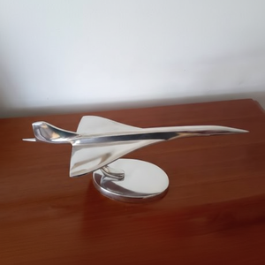 Table de présentation en aluminium artisanale sur mesure pour la décoration de la maison, personnalisable pour le bureau à domicile - Product Image 1