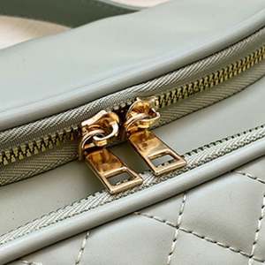 Bolsa de Cosméticos de Viaje de Lujo de Cuero PU Personalizada al por Mayor con Cierre de Cremallera, Diseño de Moda con Patrón de Letras, Color Personalizado - Product Image 3