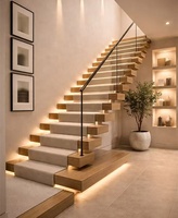 Escalier moderne flottant pour cuisine extérieure, avec garde-corps en verre, marches en bois, monopoutre droite et éléments en acier inoxydable