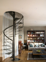 Escalier en colimaçon en fer forgé vintage à motif décoratif pour l'intérieur d'une ferme ou d'une maison de campagne