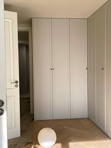 Système d'armoire Balom moderne à la française Portes unies à persiennes Tiroirs intégrés Rangement personnalisable Chambre à coucher Meubles de maison - Product Image 4