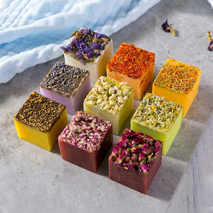 Vente en gros Savon artisanal bio Fleur Huile essentielle Corps nourrissant Savon de toilette Barre de savon de bain - Product Image 1