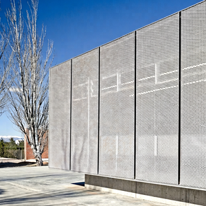 Plaque en aluminium perforée sur mesure, façade extérieure de l'entrée du bâtiment - Product Image 1