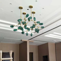 Lustre moderne en verre de Murano vert en forme de capsule, avec branches dorées, pour îlot de cuisine ou mariage