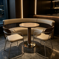 Ensemble de mobilier de restaurant tendance en cuir beige et noyer - Banquettes courbées cannelées avec tables à piétement chromé et chaises rétro