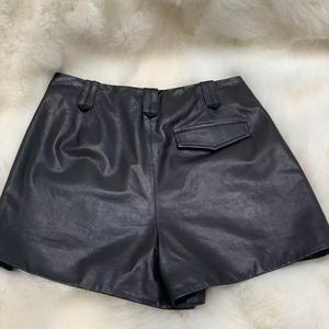 Shorts da donna <span class=keywords><strong>neri</strong></span> a vita alta <span class=keywords><strong>in</strong></span> vera <span class=keywords><strong>pelle</strong></span>, modello A-line, snellenti, con dettaglio bottoni - Product Image 4