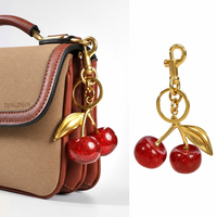 Élégant porte-clés pendentif en alliage de zinc avec breloque cerise, tendance et luxueux pour sacs - Accessoire de sac à bandoulière de qualité supérieure