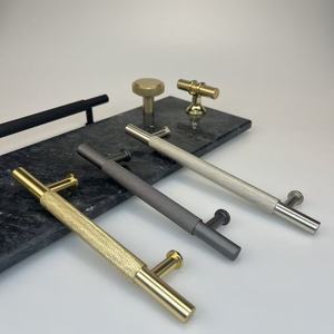 Poignée de tirage moletée en aluminium AJ HANDLE-T BAR pour porte d'armoire de cuisine, finition laiton brossé, chrome, ou bronze canon - Product Image 1