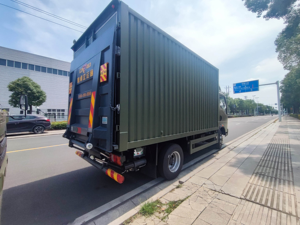 Camion utilitaire Howo à conduite à droite, 5 tonnes, caisse fermée, personnalisable avec hayon hydraulique relevable, camion de livraison de bananes - Product Image 4