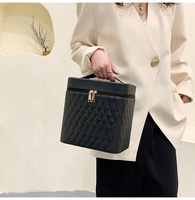 Sac de voyage matelassé portable en cuir PU brodé sur mesure pour femmes 2024, avec fermeture éclair, pour sacs, organiseur de maquillage, trousse de toilette