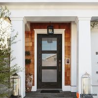 Porte d'entrée noire en bois avec verre trempé