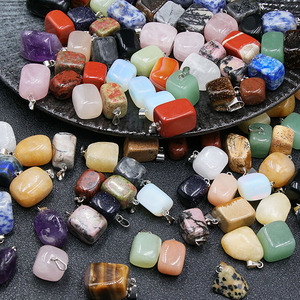 Kalung liontin batu akik kristal minimalis, warna-warni batu permata mentah tidak teratur