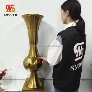 Vase de pièce maîtresse de table de taille personnalisée avec porte-fleurs en métal doré lisse pour décoration de mariage - Product Image 1