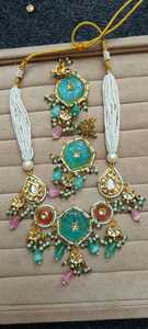 Tour de cou délicat avec des perles de jade de travail Pachi réglées à la main et un ensemble de Kundan de designer royal en alliage poli à l'or - Product Image 3