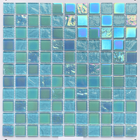 Mosaïque de verre carrée bleue irisée personnalisable pour une esthétique moderne de piscine