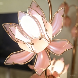 Lámpara de Pie Moderna de Diseño Floral Rosa, Base de Metal Dorado, Luz LED para Decoración del Hogar, Venta al Por Mayor - Product Image 4