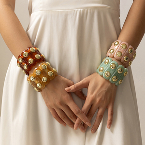 Brazalete Elástico de Acrílico Moderno y Grande para Mujer, Brazalete de Resina con Detalles de Tachuelas Doradas, Brazalete Audaz para Fiestas y Uso Diario - Product Image 1