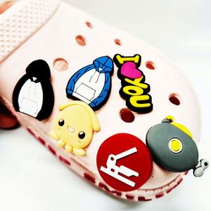 Nouveauté en promotion : Breloques pour chaussures personnalisées, mignonnes, 2D, en forme d'animaux et de personnages de dessins animés - Product Image 1