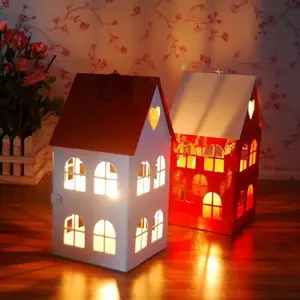 HOT SELL Christmas Red Roof und White Body Hausform Kerzenhalter White Metal Lantern