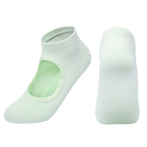 Chaussettes courtes légères pour femmes, design sans talon avec grip en silicone sur toute la semelle, idéales pour le yoga, le pilates et la danse - Product Image 1