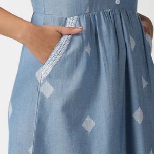 Robe d'été midi décontractée en coton et lin, col en V, coupe trapèze, manches courtes, personnalisable et élégante pour femme - Product Image 5