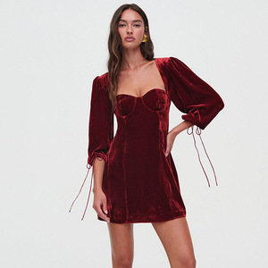 Robe de soirée moulante courte en velours style européen, dos nu, manches trois quarts - Product Image 1