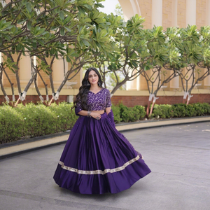 Conjunto de Lehenga con Bordado de Lentejuelas Zari en Satén Purple Glory - Product Image 1