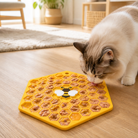 Tapis de léchage hexagonal en silicone alvéolé portable pour animaux de compagnie, distributeur lent pour chiens et chats (aliments humides) - Vente en gros