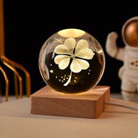 Boule de cristal laser illuminée Voie lactée Saturne avec base lumineuse LED carrée en bois MH-Q0259