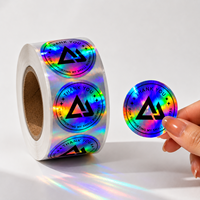 Autocollants en vinyle holographique personnalisés pour anime, étiquettes de logo de dessin animé imperméables avec impression holographique, directement de l'usine à bas prix