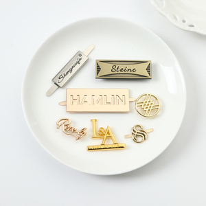 Etiqueta de Metal con Logotipo de Zapatos en Relieve 3D Personalizada, Placa de Identificación de Marca en Oro y Plata con Pin para Bolsos - Product Image 4